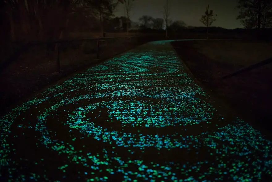 8_Van-Gogh_Starry-Night_Painting_Glowing-Bicycle-Path_by_Daan-Roosegaarde