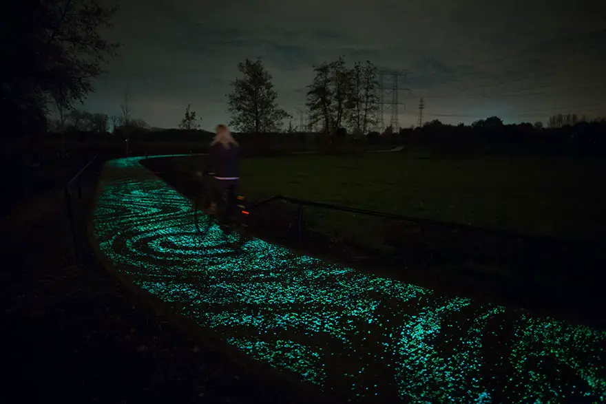 4_Van-Gogh_Starry-Night_Painting_Glowing-Bicycle-Path_by_Daan-Roosegaarde