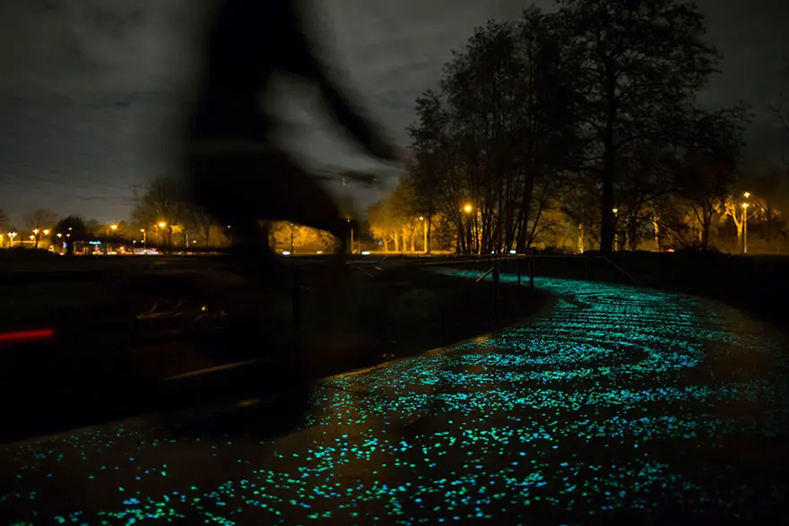 5_Van-Gogh_Starry-Night_Painting_Glowing-Bicycle-Path_by_Daan-Roosegaarde